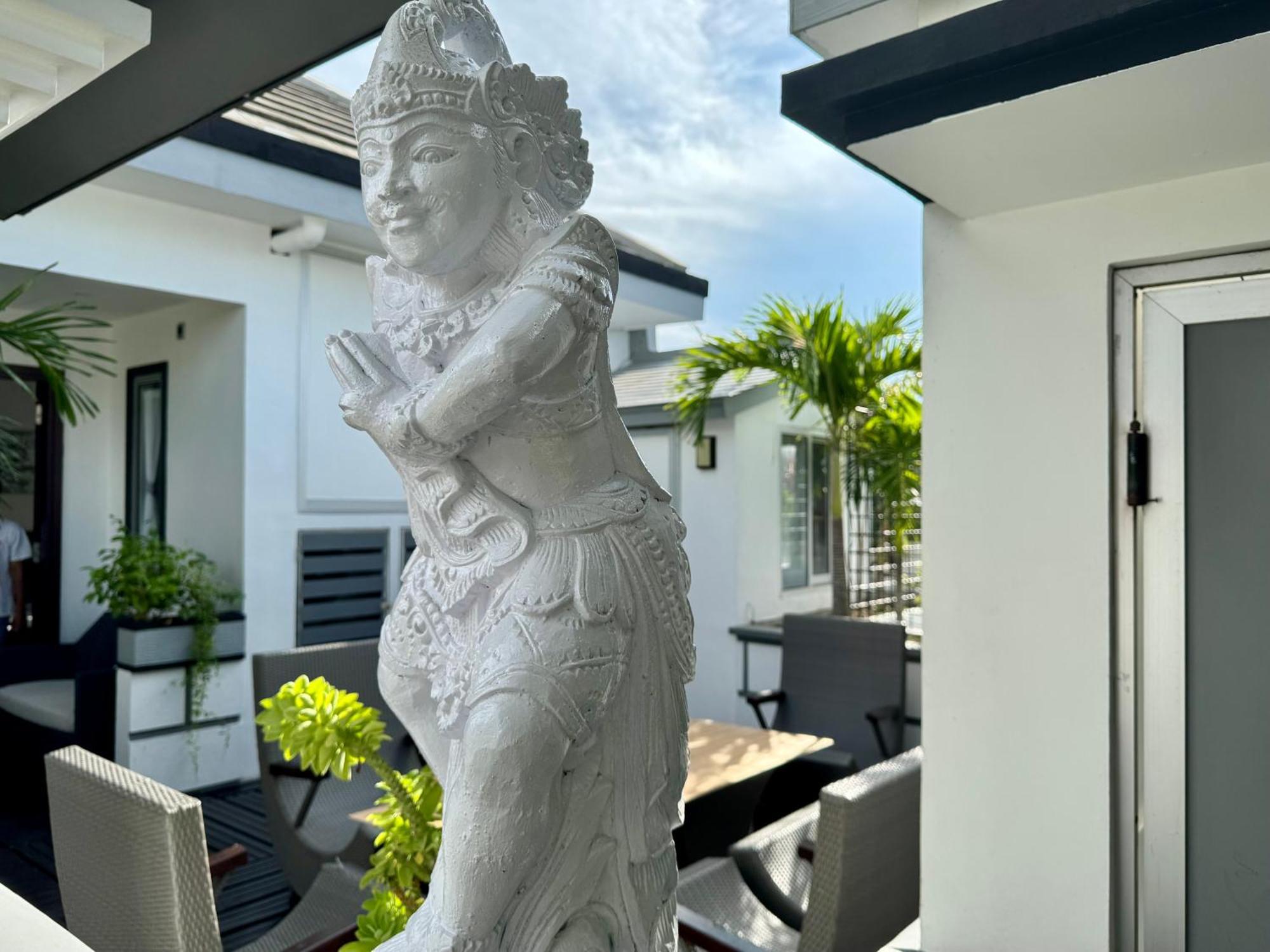 Villa Rumah Putih Abu Abu Senggigi Εξωτερικό φωτογραφία