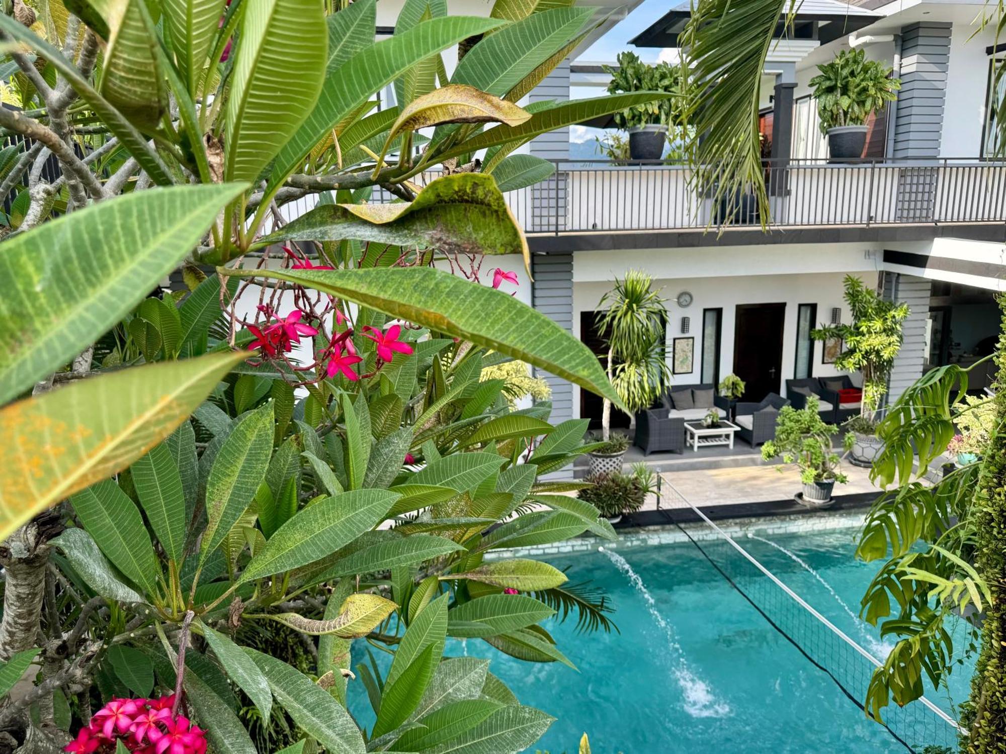 Villa Rumah Putih Abu Abu Senggigi Εξωτερικό φωτογραφία